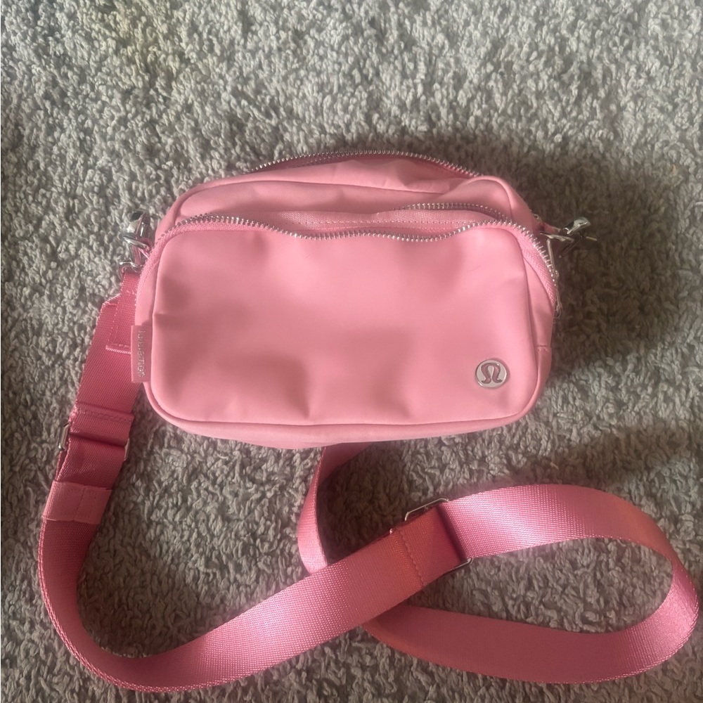 Lululemon Everywhere Crossbody bag 2L Metal Hardware